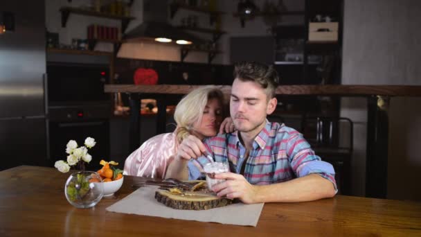 Pareja Joven Sienta Juntos Mesa Fondo Cocina Con Estilo Satisfecho — Vídeo de stock