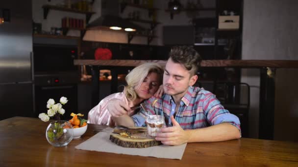 Pareja Joven Sienta Juntos Mesa Fondo Cocina Con Estilo Hombre — Vídeo de stock