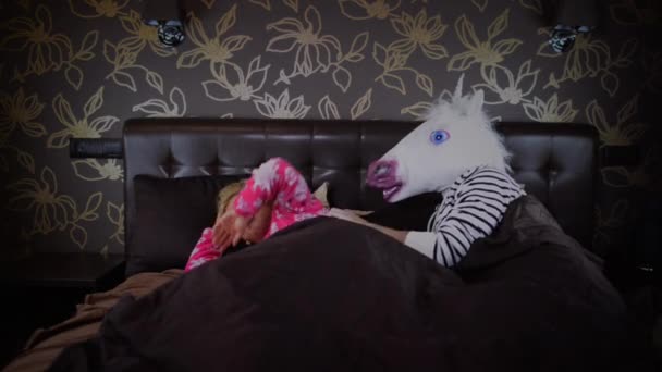 Extraña Pareja Encuentra Cama Elegante Dormitorio Hombre Inusual Máscara Unicornio — Vídeos de Stock