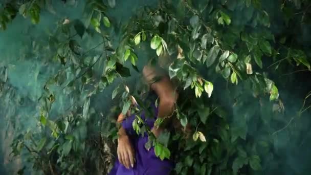 Ung Oigenkännlig Kvinna Stående Lövverk Och Grenar Bakgrund Stora Träd — Stockvideo
