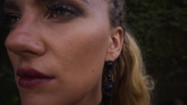 Närbild Ung Kvinna Ansikte Med Makeup Och Axlar Flicka Svart — Stockvideo