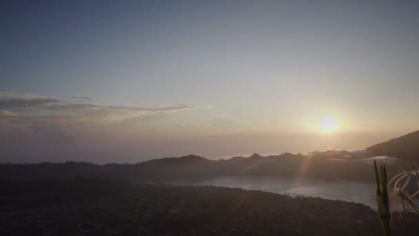 Bela Vista Topo Vulcão Nascer Sol Lago Aldeias Plantas Raios — Vídeo de Stock