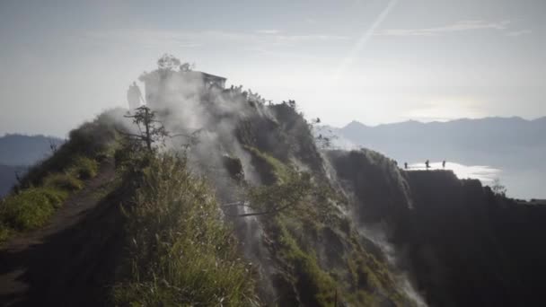 Fumo Bianco Sale Dalla Cima Del Vulcano Sullo Sfondo Montagne — Video Stock