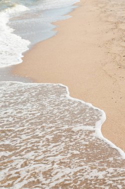 Kum kumüzerinde deniz dalgası