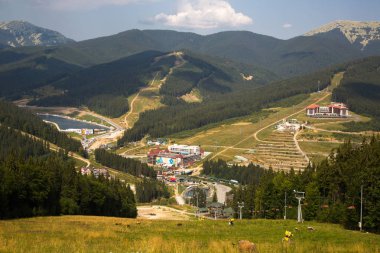 Yazın Bukovel tatil köyünün panoramik manzarası. Karpat Dağları, Ukrayna.