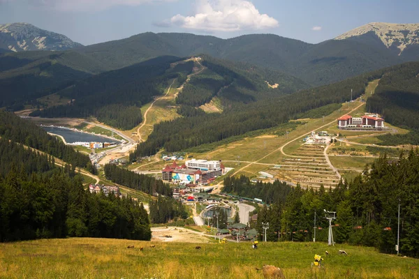 Yazın Bukovel tatil köyünün panoramik manzarası. Karpat Dağları, Ukrayna.