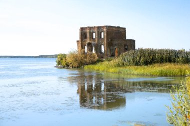 Ukrayna, Tsybli köyündeki sel basmış kilise kalıntıları. Aziz Elijah Kilisesi, Dnipro nehri üzerinde.. 