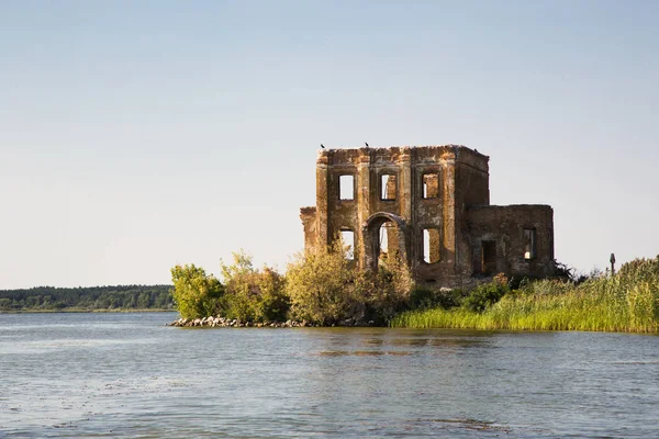 Zřícenina kostela sv. Eliáše ve vesnici Tsybli, Ukrajina. Vzhled od řeky. Stock Fotografie