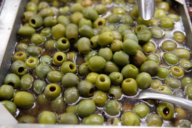 A yakın çekim bir zeytin tabağı/tepsi-kaşık hizmet ile