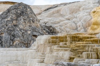 Mamut Springs jeotermal özelliği Yellowstone Milli Parkı, Wyoming, ABD Ekim (sonbahar) 2018
