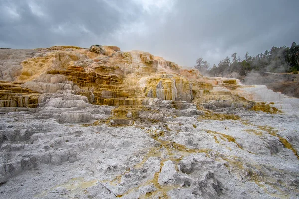 Мамонт Спрінгс Геотермальних Функцію Жовтні Осінь 2018 Єллоустоунський Національний Парк — стокове фото