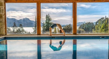 Havuz akabinde Yoga Pozları