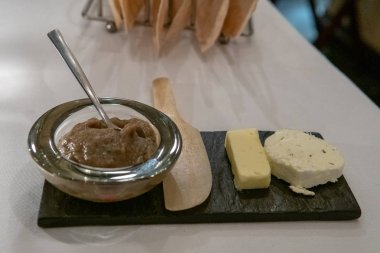 Peynir Çeşitleri ile Ekmek Tabağı