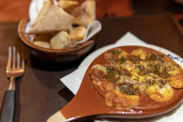 Provoleta - Queso al horno con hierbas — Foto de Stock