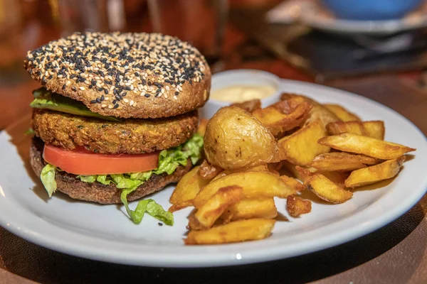 Domates ve kızarmış ile Vejetaryen burger