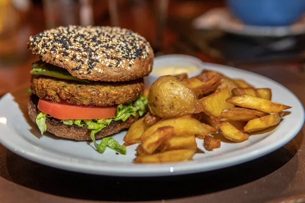 Domates ve kızarmış ile Vejetaryen burger — Stok fotoğraf