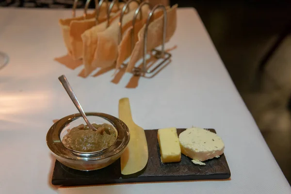 Πιατέλα ψωμιού με τυρί ποικιλία — Φωτογραφία Αρχείου