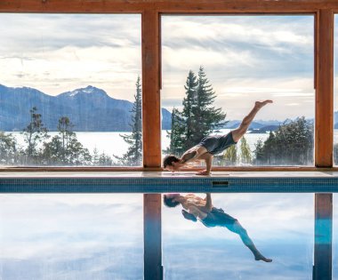 Havuz akabinde Yoga Pozları