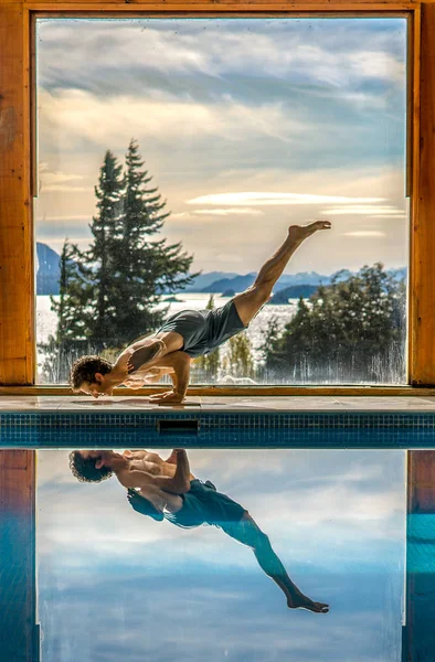 Havuz akabinde Yoga Pozları