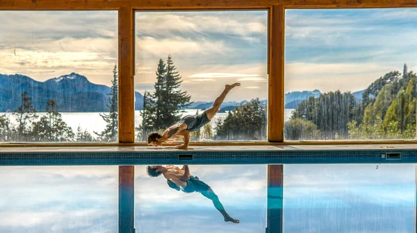 Havuz akabinde Yoga Pozları