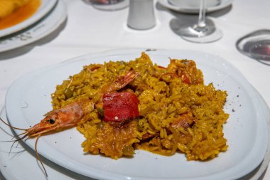 İspanyol Karides Paella plaka üzerinde