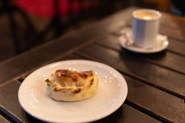Empanada kahve ile Tabak üzerinde