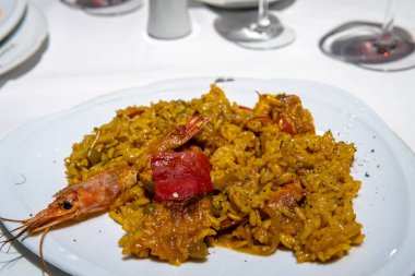 İspanyol Karides Paella plaka üzerinde
