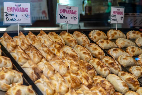 Empanadas en exhibición en el mercado — Foto de Stock