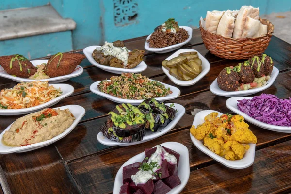 Středomořská předkrm Platter v izraelské restauraci — Stock fotografie