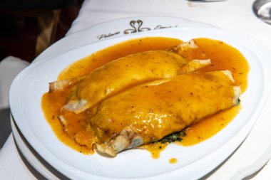 Kırmızı Soslu Pasta Eriştede Ispanak Dolması