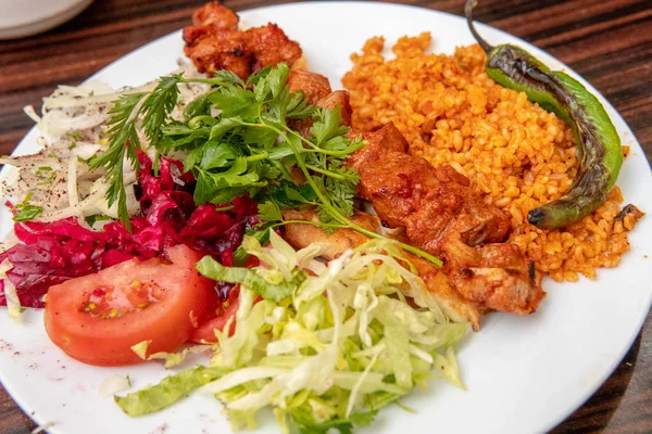 Kebob de cordeiro com placa de legumes — Fotografia de Stock