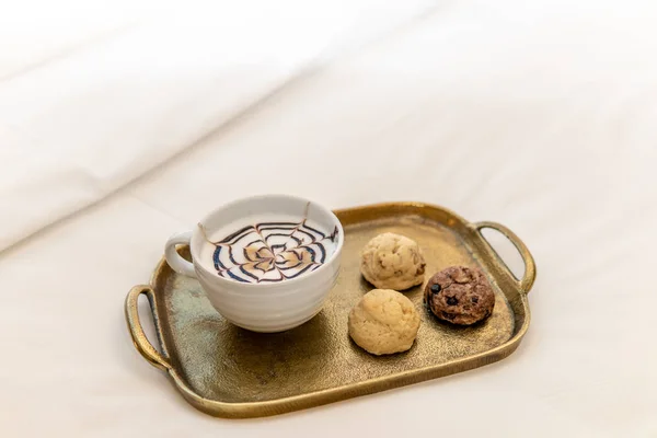 Cappuccino avec produits de boulangerie sur plateau — Photo