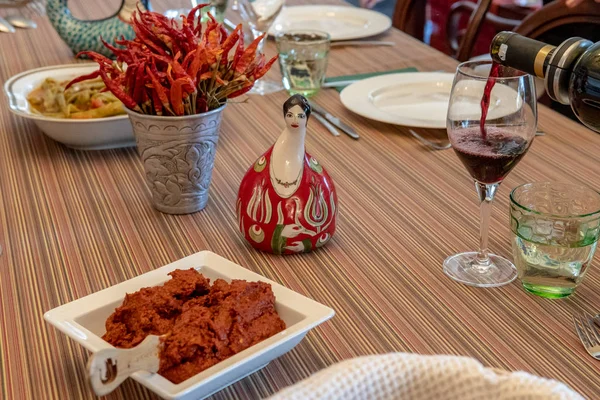 Vino y Ezem en la mesa — Foto de Stock