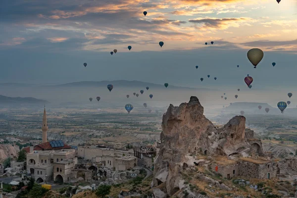 Observando los globos de aire caliente en Capadocia —  Fotos de Stock