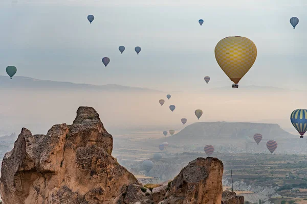 Observando los globos de aire caliente en Capadocia —  Fotos de Stock