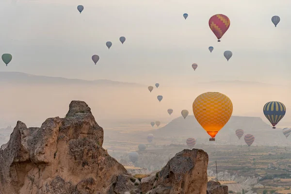 Observando os balões de ar quente na Capadócia — Fotografia de Stock