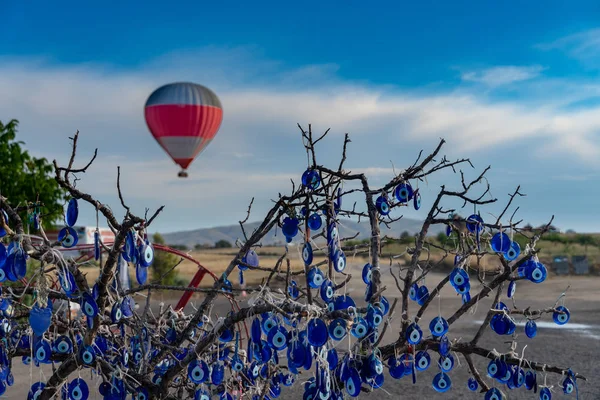 Árbol del mal de ojo con globo aerostático en Bckground —  Fotos de Stock