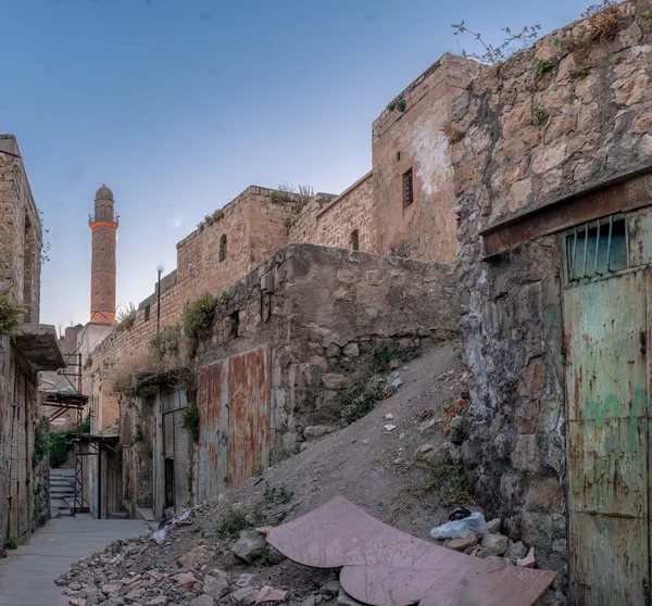 Meczet Mardin na starym mieście z gruzu na pierwszym planie — Zdjęcie stockowe