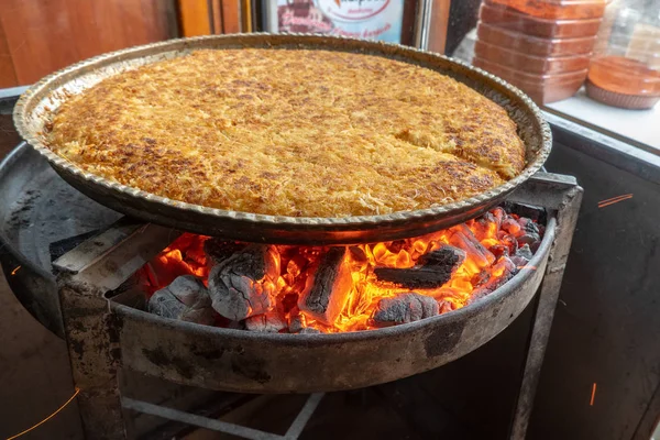 Matlagning Kunefe över kol — Stockfoto