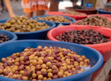 Satılık yeşil, kahverengi ve siyah zeytinler