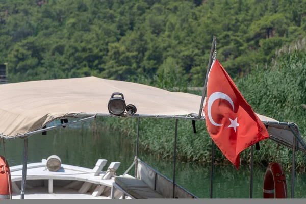 Bandeira vermelha turca no barco — Fotografia de Stock