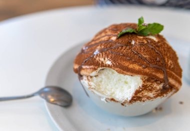 Kore Sütlü Buzlu Şerbeti: Injeolmi Bingsu donmuş süt talaşından yapılır ve bu özellikle çikolata ve nane ile kaplıdır.