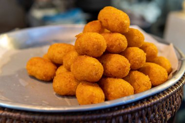 Chiang Mai, Tayland sokaklarında kızarmış peynir topları satılıyor.