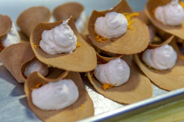 Tayland krepleri, Tayland 'ın Chiang Mai caddelerinde satılık Khanom bueang olarak adlandırılır.