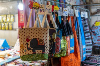 Chiang Rai, Tayland 'daki yerel gece marketinde satılık fil çantası.