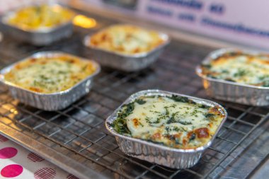 Fırında lazanyayı sokak pazarında metal bir tabakta yakın çekim yap.