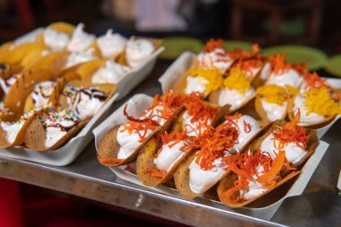 Tayland 'da Kanom Bueang adında takolar sokak pazarında satılıktır.