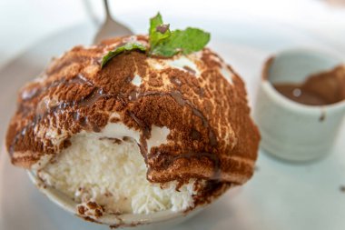 Kore Sütlü Buzlu Şerbeti: Injeolmi Bingsu donmuş süt talaşından yapılır ve bu özellikle çikolata ve nane ile kaplıdır.