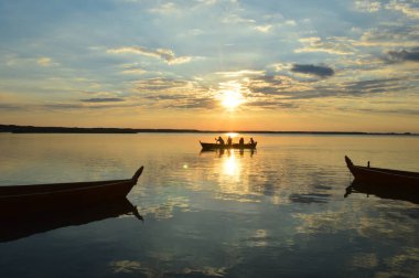 Yaz aylarında göl üzerinden günbatımı