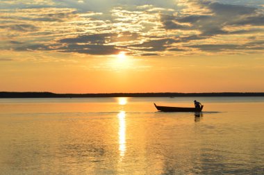 Yaz aylarında göl üzerinden günbatımı